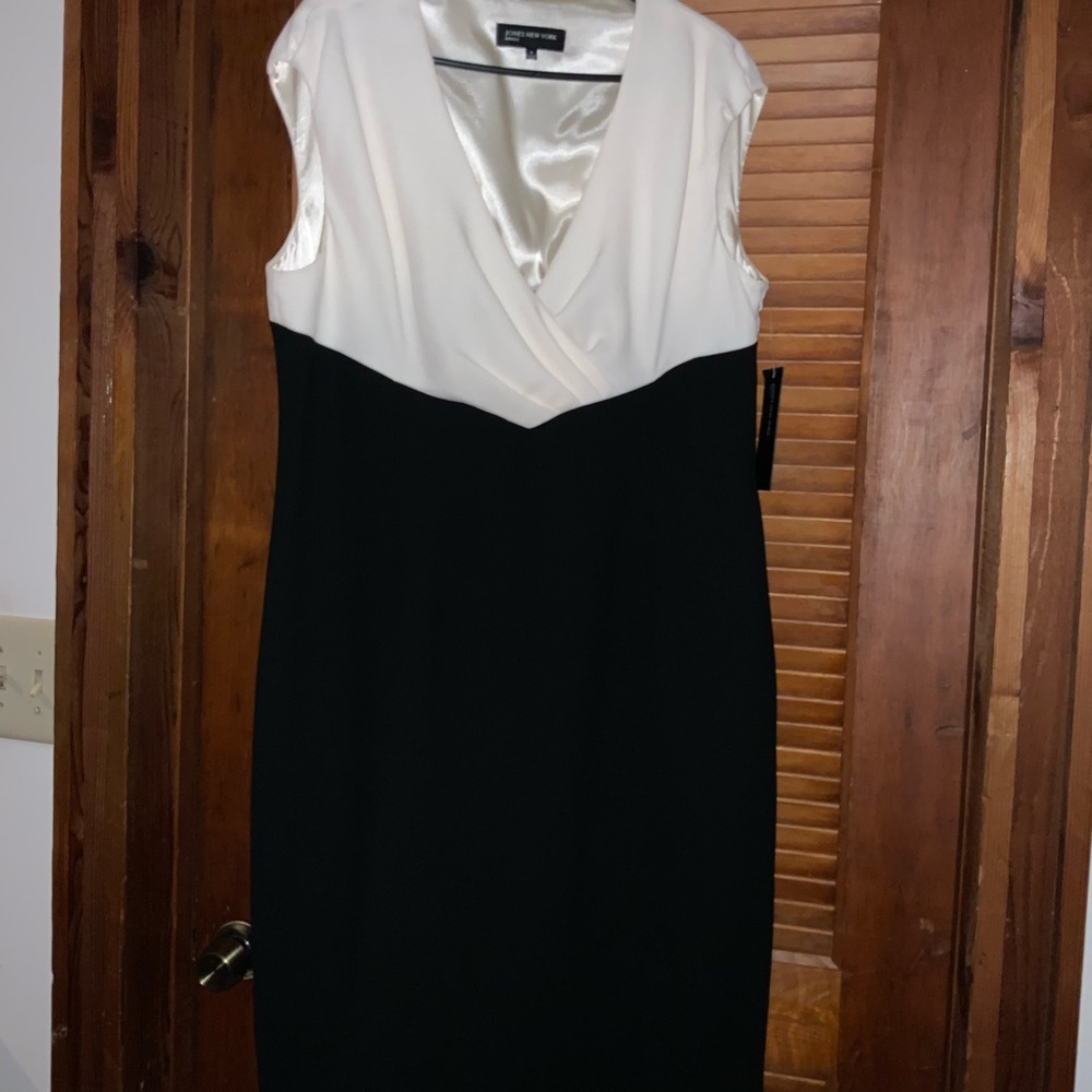 Beautiful black and white dress by Jones New York